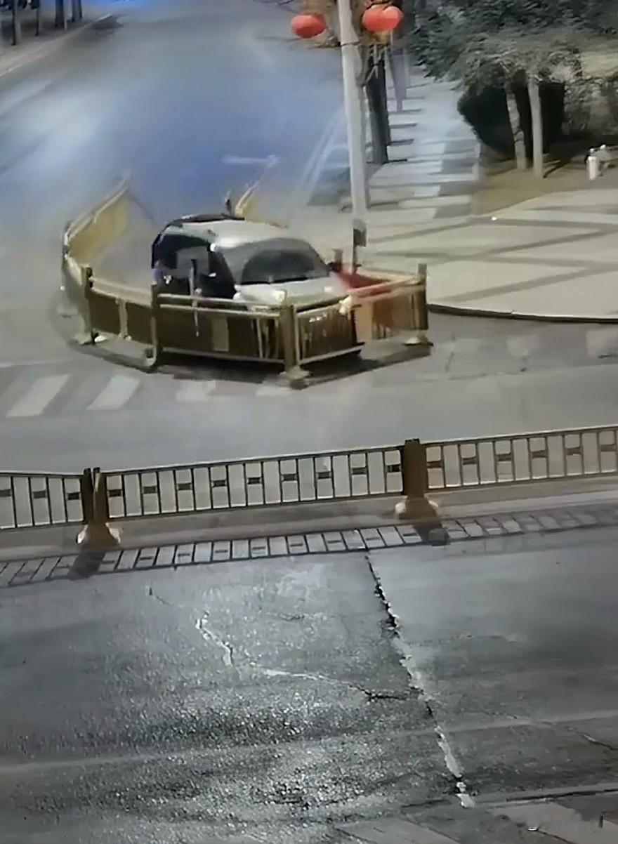 这下好看了，护栏说:快放下武器，你已成功被我包围。

附图:男子酒驾连带横幅拖行