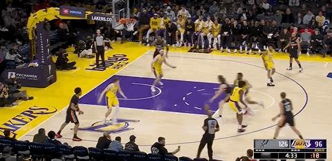 布朗尼今天最漂亮的一个回合，先是盖帽奥利尼克，随后单打奥利尼克，投进三分！马刺v