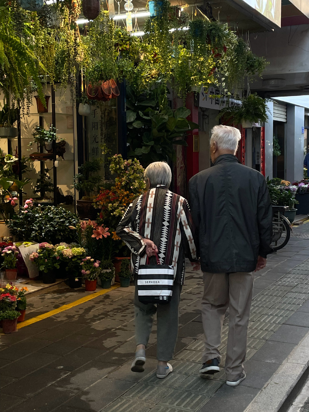 生活是意外之喜，生活是弄巧成拙。生活是我等的人没有来，但你来了，好像也不错。丨伊