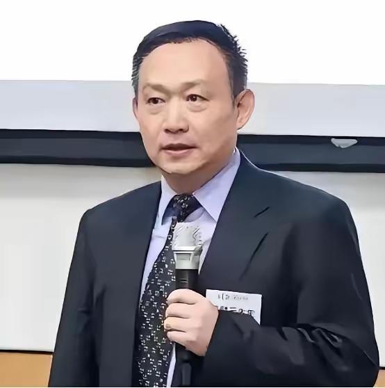 先市场化，再资本化，最后私有化。卢麒元这话不好听。他在财政部坐过板凳，投资圈待了