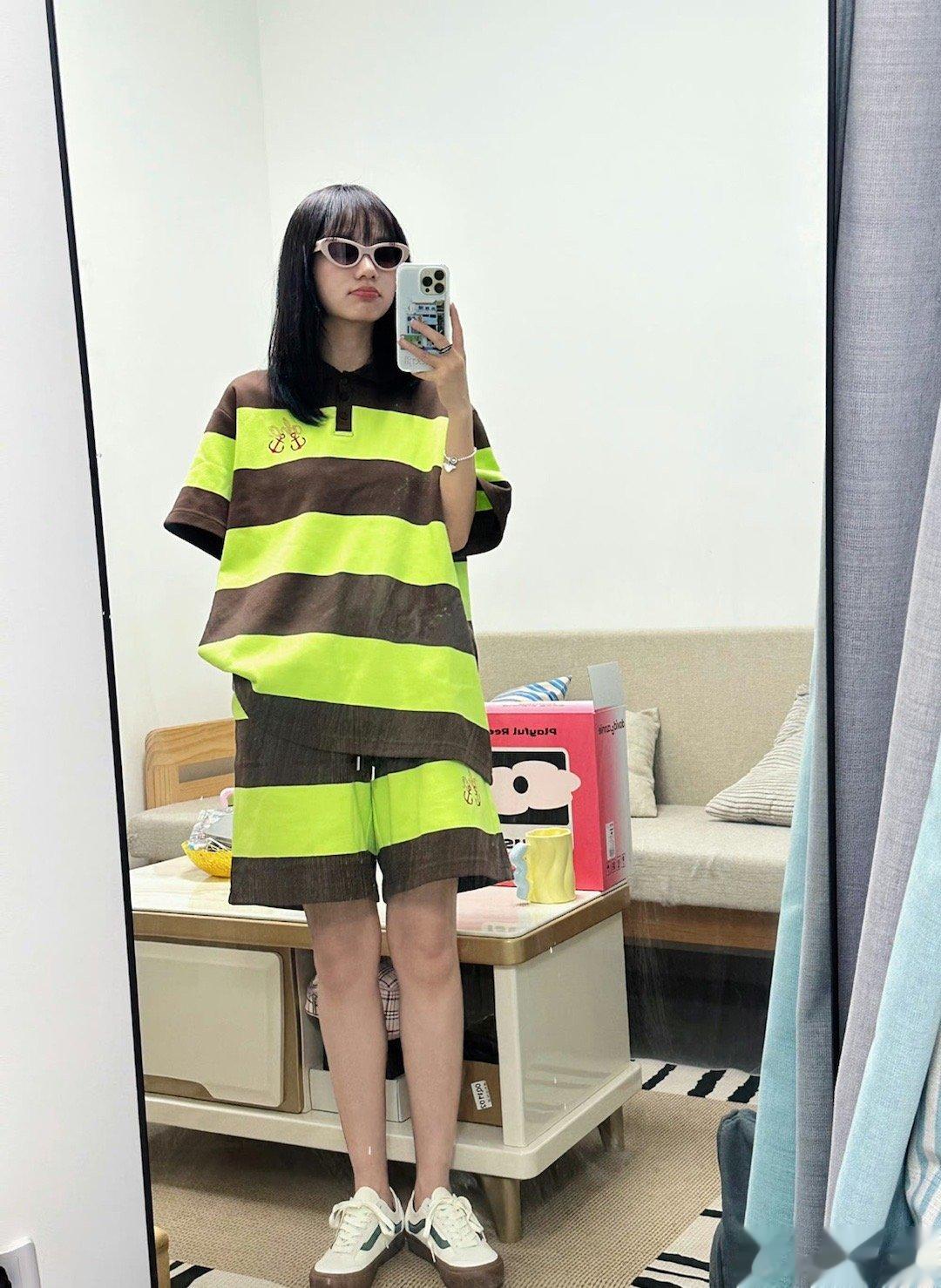 #姜之南荧光绿条纹上衣# 在姜之南发出的最新7月小碎片中，可以看到她身着荧光绿条