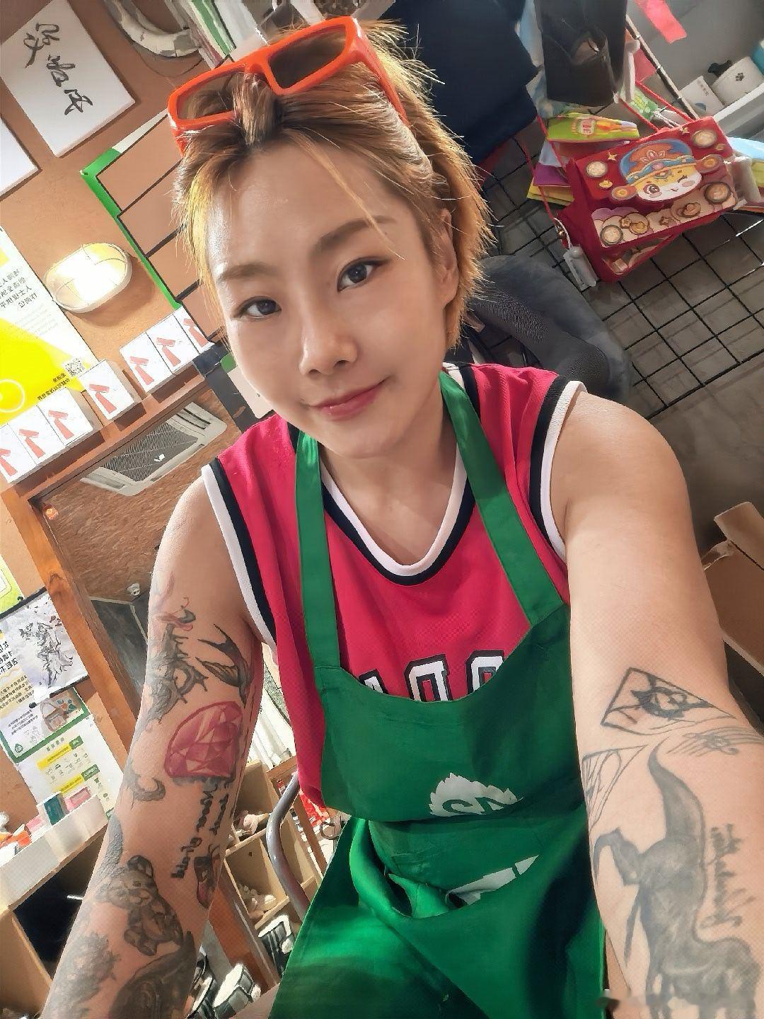 今天还是整理衣物，标价，收银。有些顾客也熟悉了。喜欢聊天问我哪些衣服适合，店长听