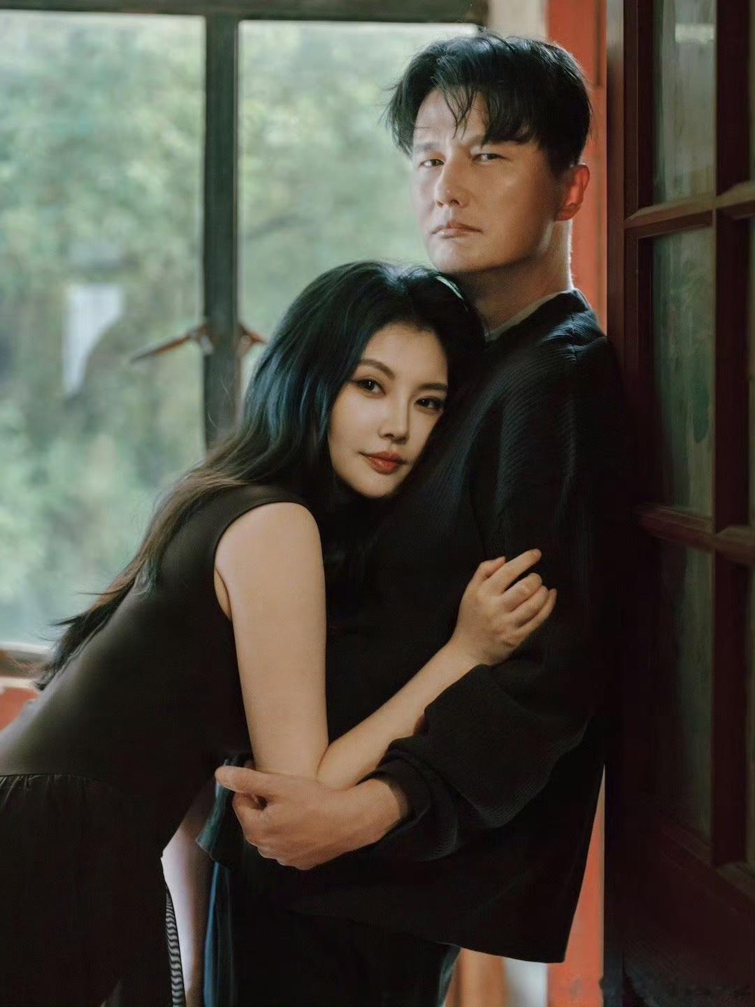 当尹子维遇上徐冬冬，“内娱史密斯夫妇”的画面瞬间有了具象模样！

复古场景里的相