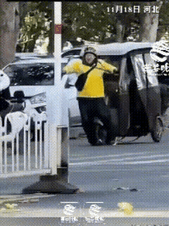 “两声喇叭一条腿！”11月18日中午，河北外卖小哥李师傅赶单按喇叭催前路三轮，七