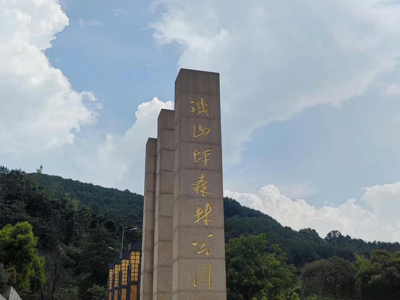 水中倒影的落霞