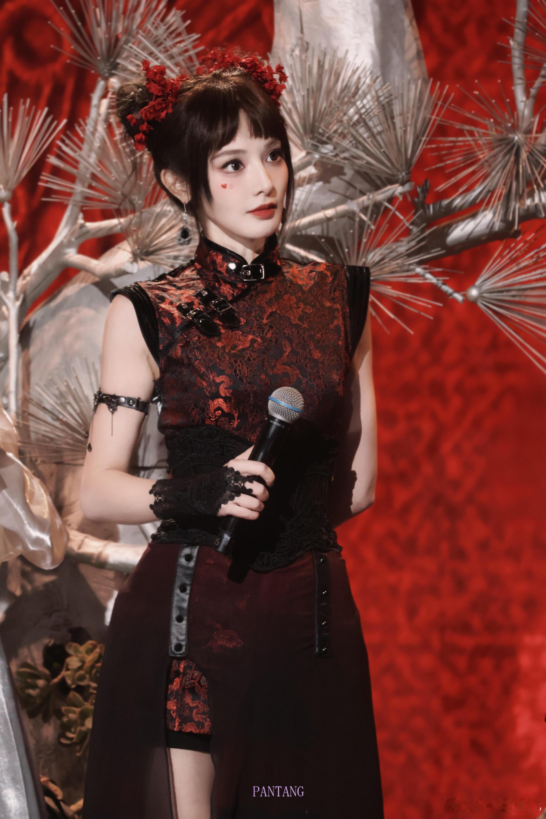 彭小苒脸上画了两颗心 彭小苒这次的妆容好有巧思，在脸上画了两颗心简直神来之笔，本