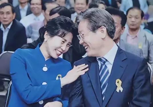 李在明赢了，老婆金惠景笑了…
李在明 李在明救民