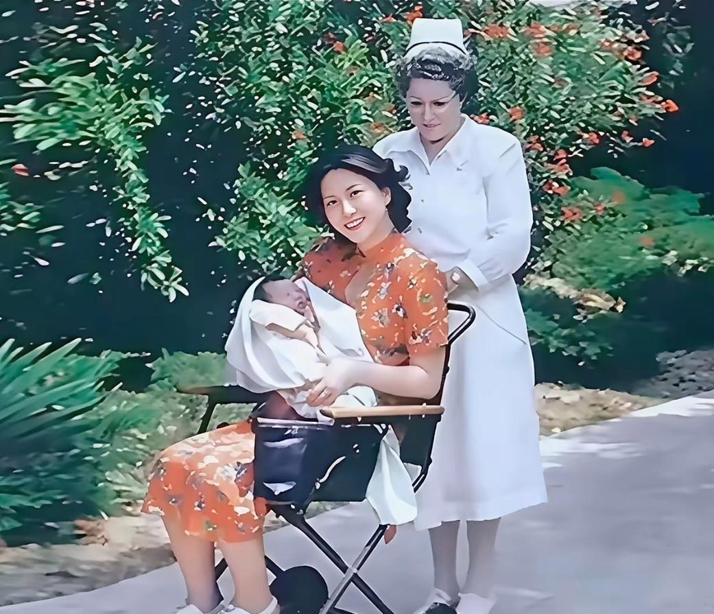 这张照片上的女士叫蒋英，拍摄于1950年，地点在美国加州，从图片上可以看得出来，