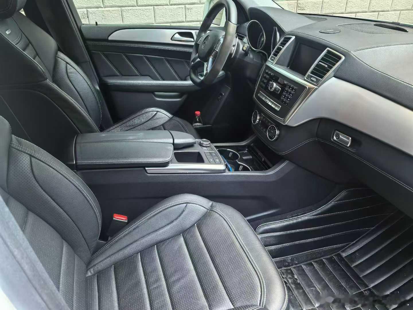 奔驰ML63 AMG，指导价199.8万，5.5T双涡轮V8发动机525匹马力给