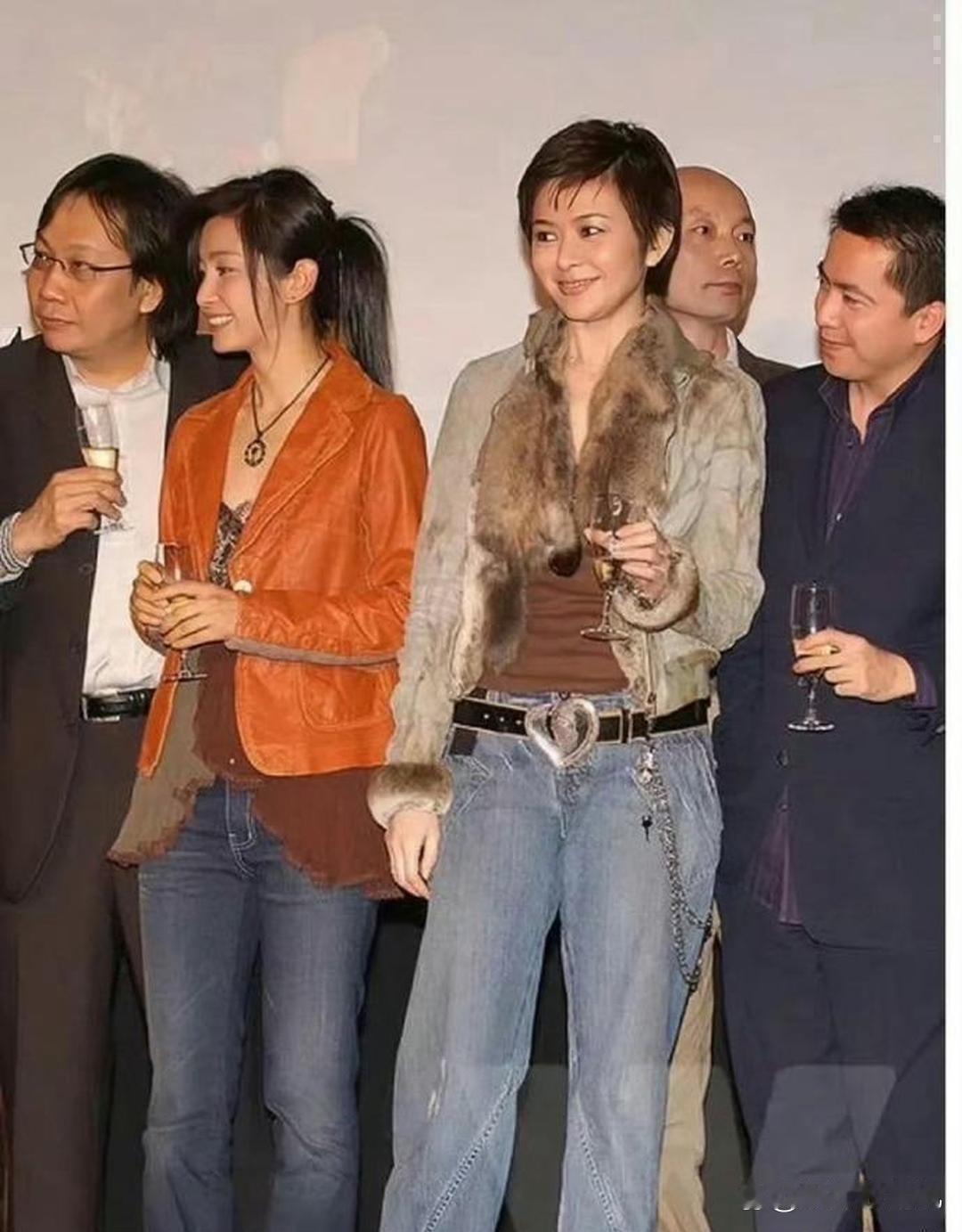 在没有美颜滤镜的年代，关之琳与李冰冰尽显原生美貌，纯天然五官精致动人，每一张旧照