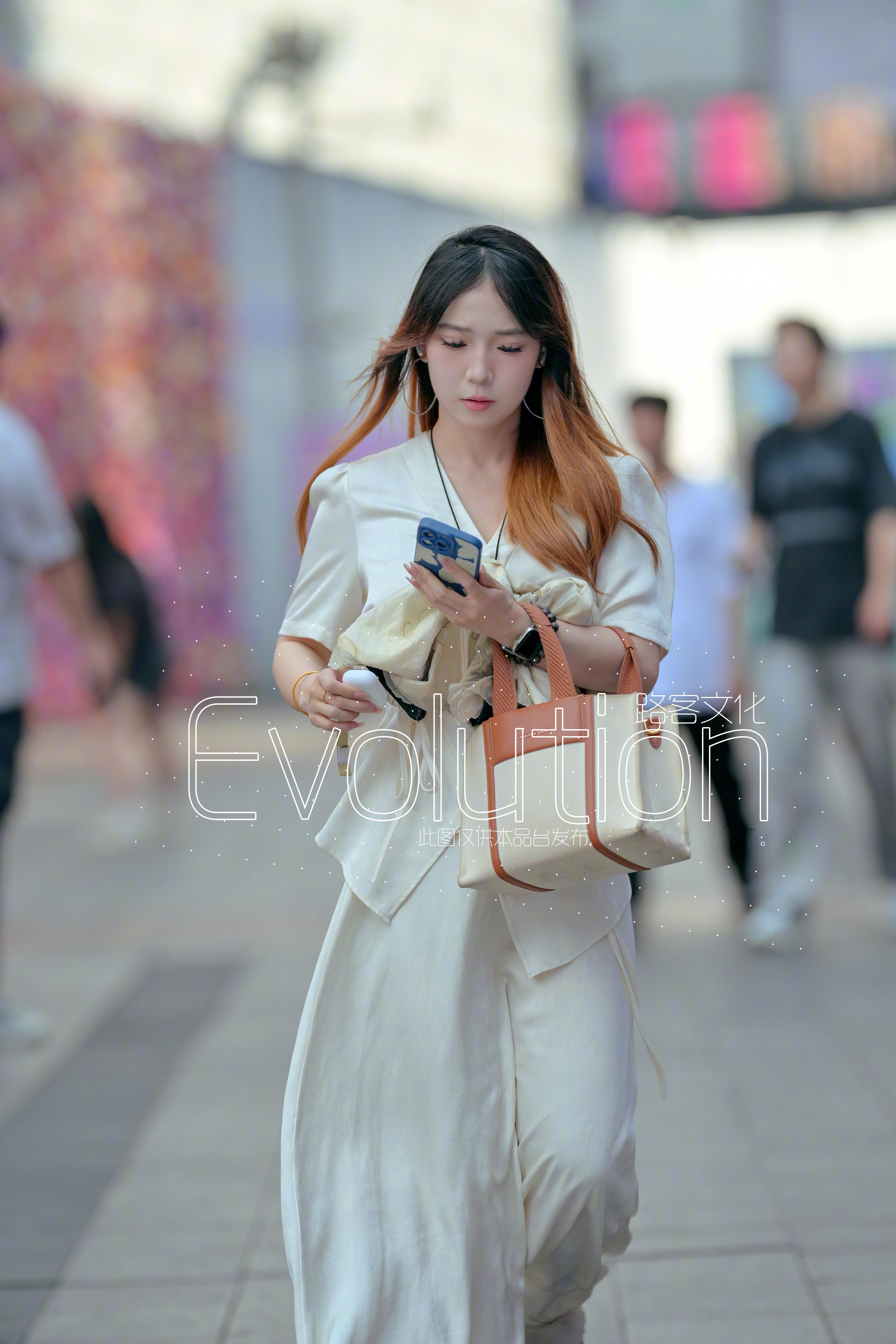 穿搭有点意思有层次 可惜没拍全 ​​​
