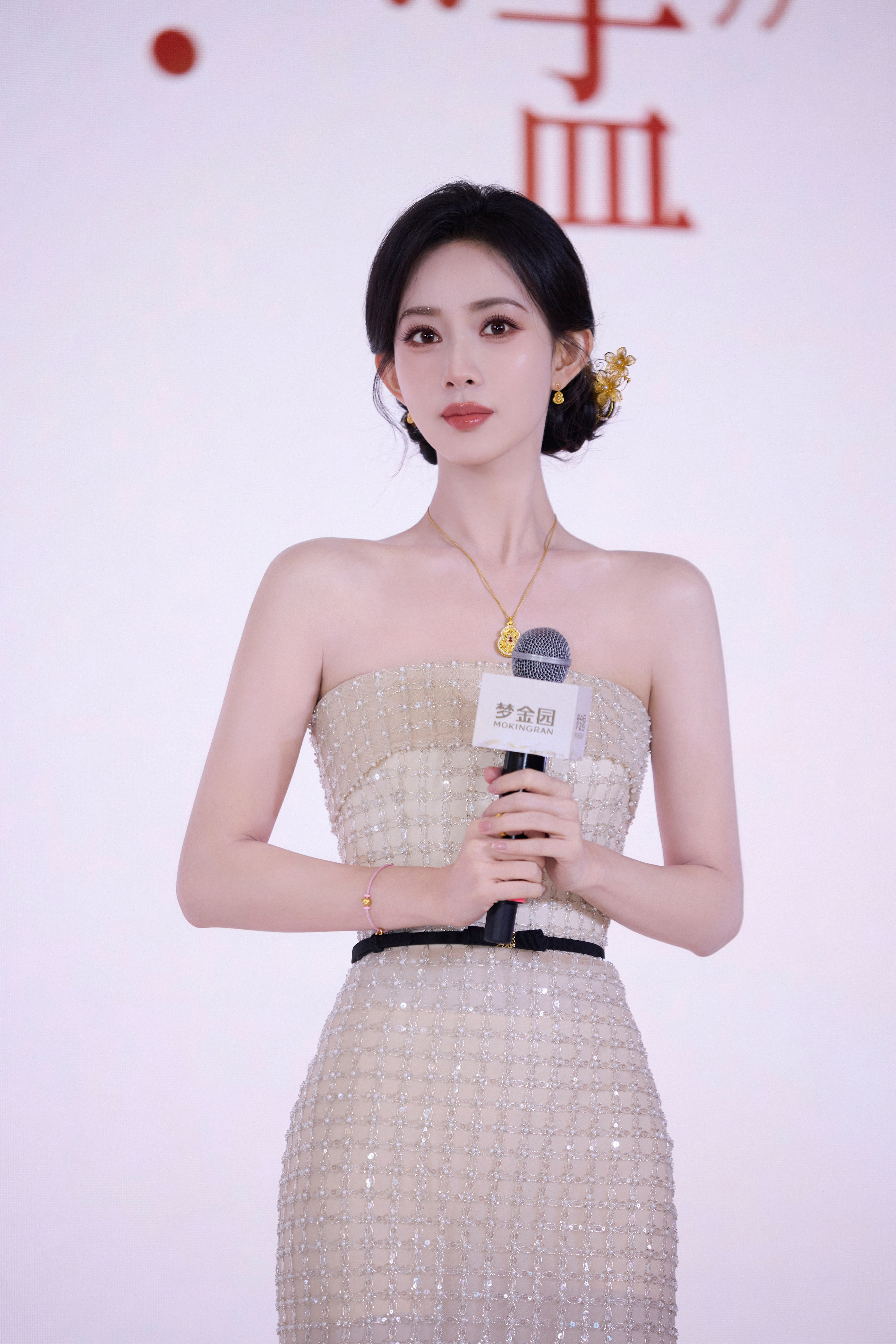 时尚圈开年惊喜！孟子义作为梦金园亚太区代言人，线下活动以“鎏金公主”造型惊艳全场