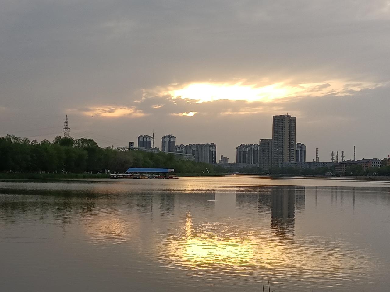 终有一天，你会静下心来，坦然接纳自己平庸的一生，与那个曾经倔强到不肯回头的自己握