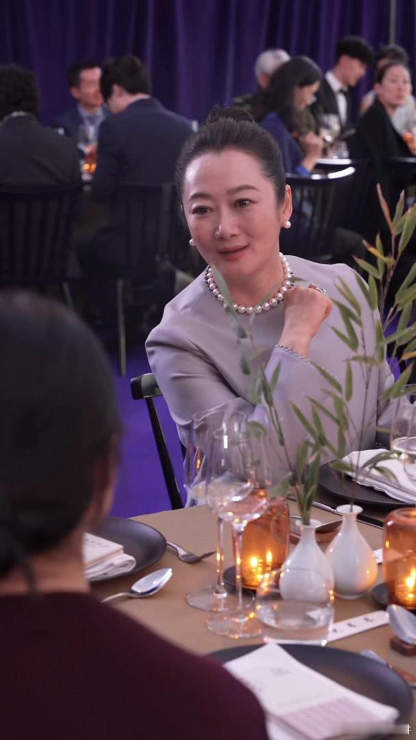 赵涛李庚希戚薇戛纳同框🥂光影盛宴邂逅东方佳人，三人同框氛围感绝佳，从容大方姿态