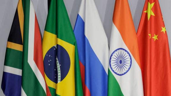 很多人会问，金砖搭建 BRICS 支付框架，是不是马上就能推翻美元体系？答案并没