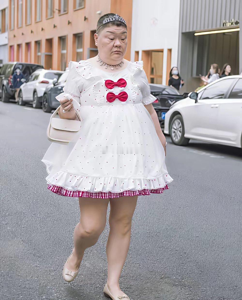 安福路小公主凭一己之力，把安福路打造成时尚一条街很多网友为了目睹她的风采，蹲在安