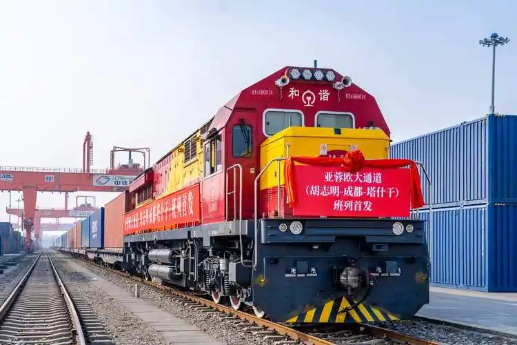 中越班列的运行简直是神来之笔！从物流效率看，以往越南米轨和中国标准轨不兼容，货物