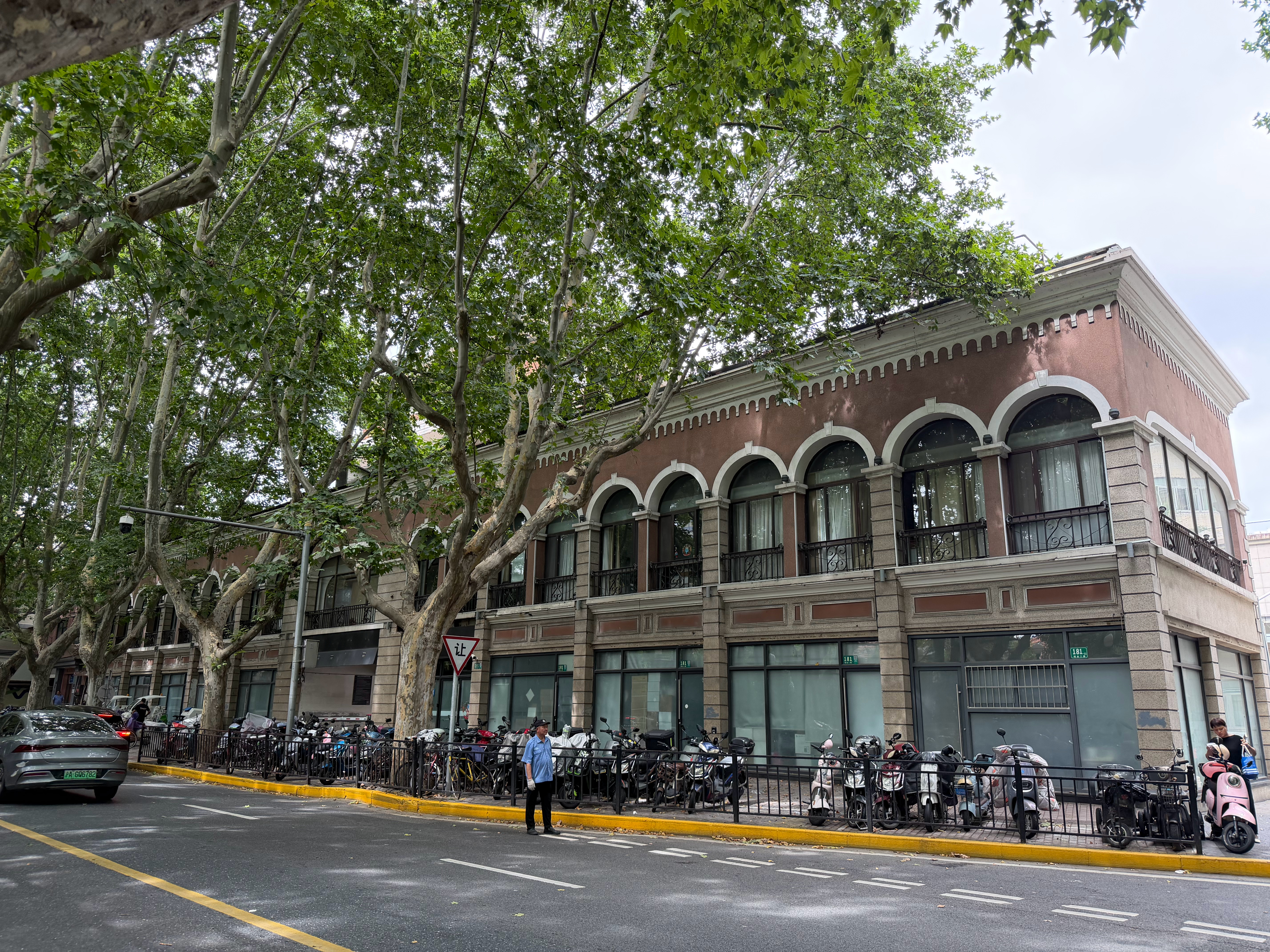 瑞金医院旁边的这排房子以前有上海的初代网吧——瀛海威96年底开的，当时上网要十几