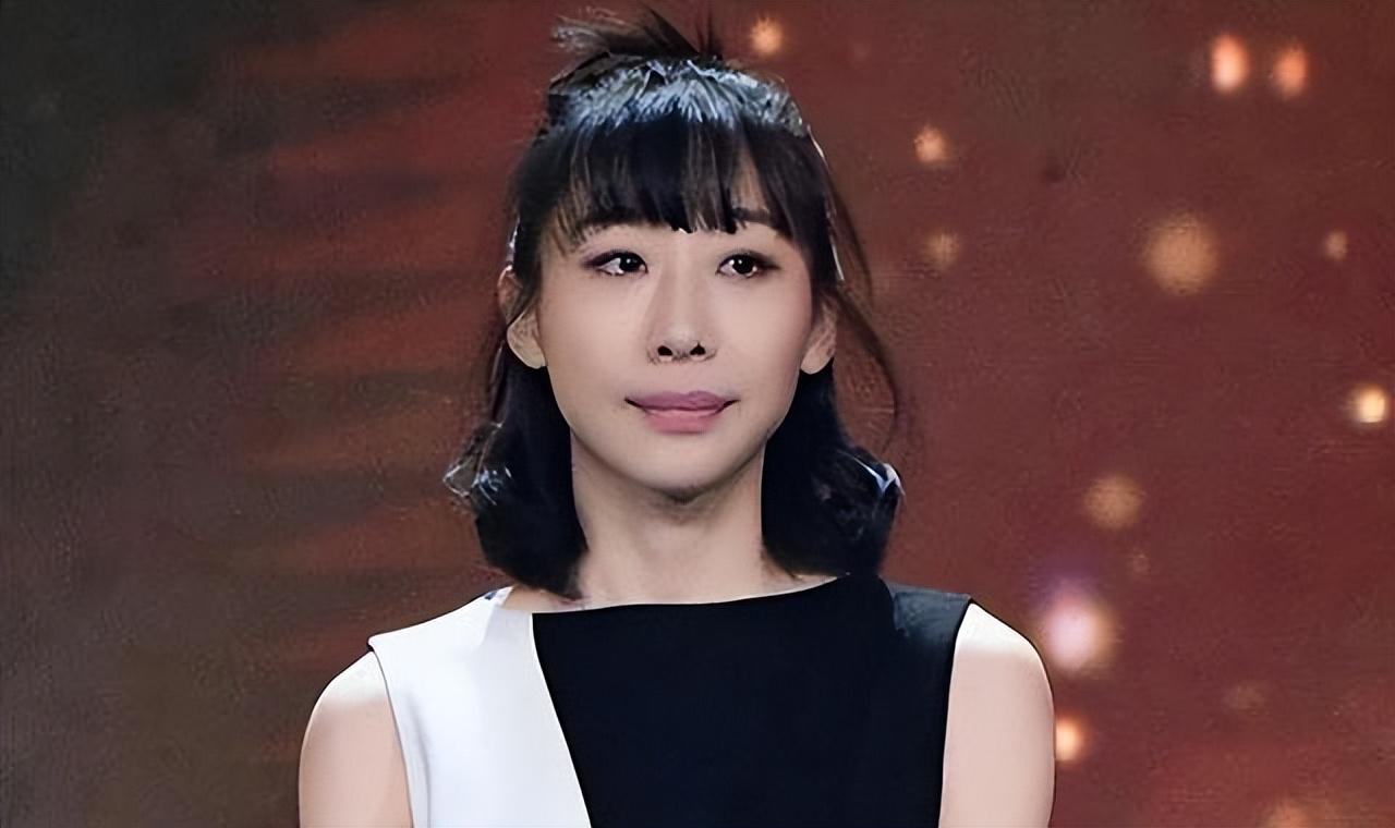 任素汐的感情经历，放到现在的娱乐圈里看，反差感实在太强。
她和前夫李洋2014年