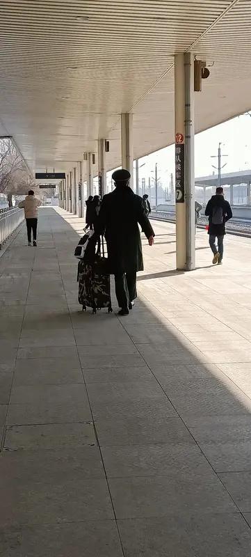 刷到这个东北爸爸接站的视频，真的暖到心坎里。
姑娘本来想给爸爸个惊喜，躲在叔叔身
