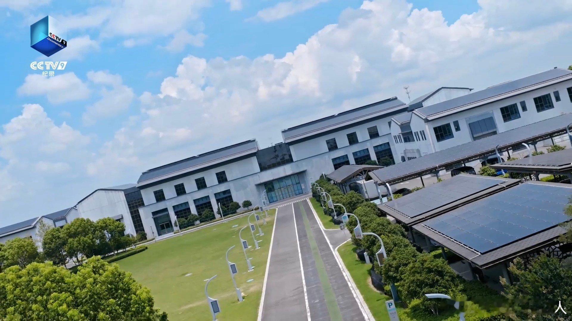 苏州把无线充电玩到了马路上 逛苏州偶遇充电公路，行驶时电量缓慢回血，这种润物细无