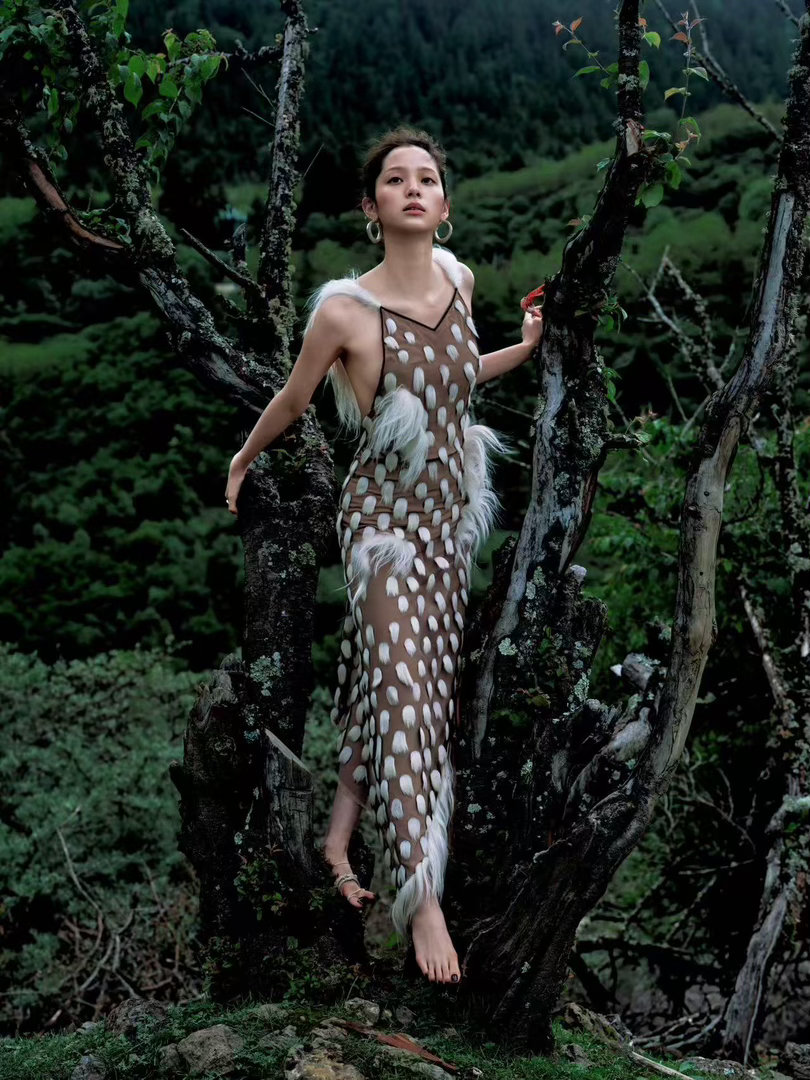 欧阳娜娜光脚出场梦回去年 Vogue红毯又光脚出来了，去年也是光脚。不是忘穿鞋是