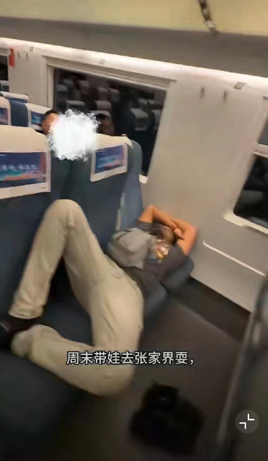 网友曝光印度游客乘坐高铁不文明行为。即使他们是外国游客，无论是国人还是乘务员，都