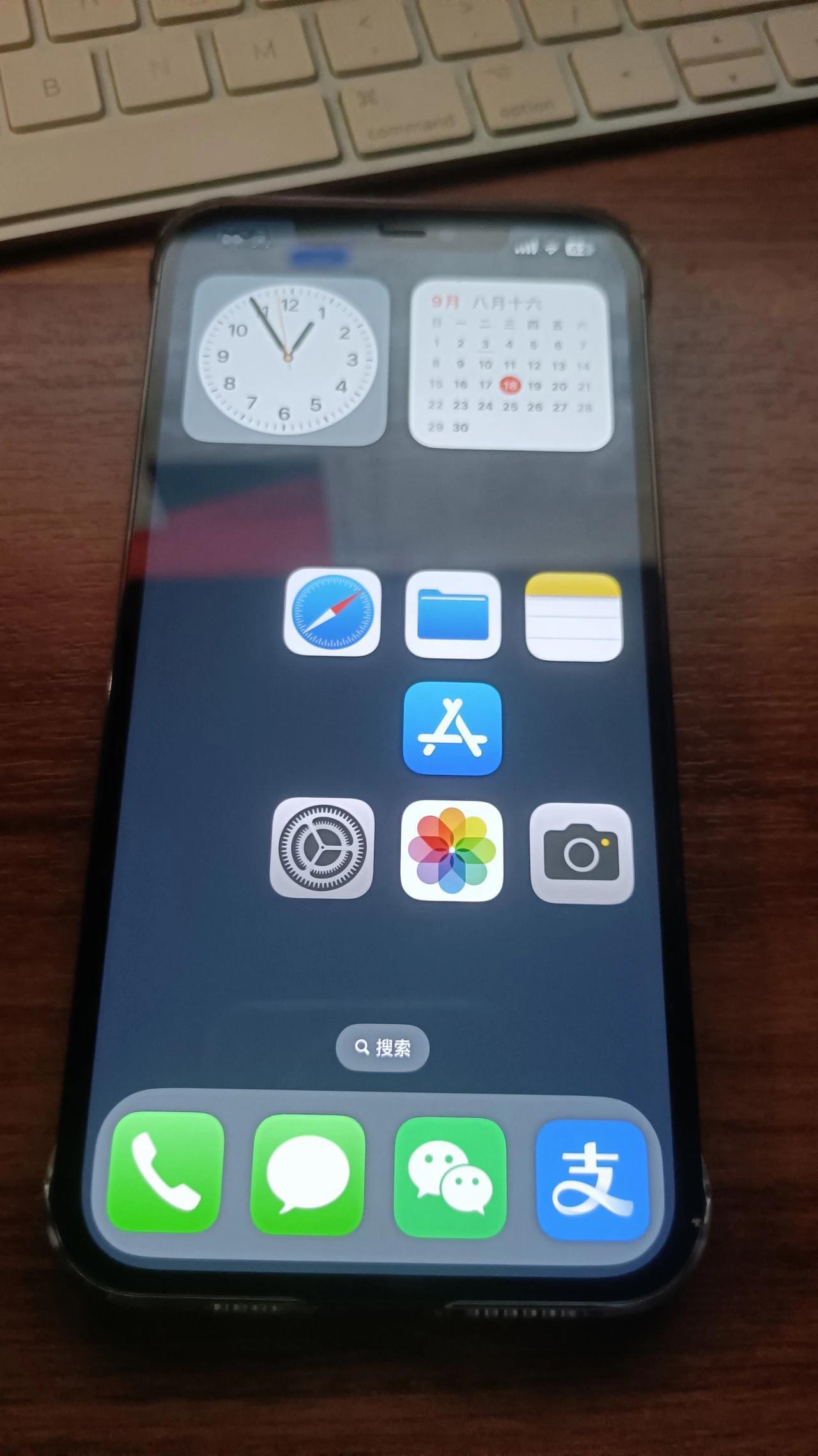 已经第一时间升级到了 iOS 18，真的很多实用功能（可以设置成超大图标字体的老