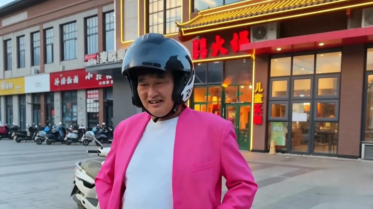 大衣哥现身济南，为何乘坐张雪机车入场？
借着南天门大将军热梗再度走红的大衣哥来到