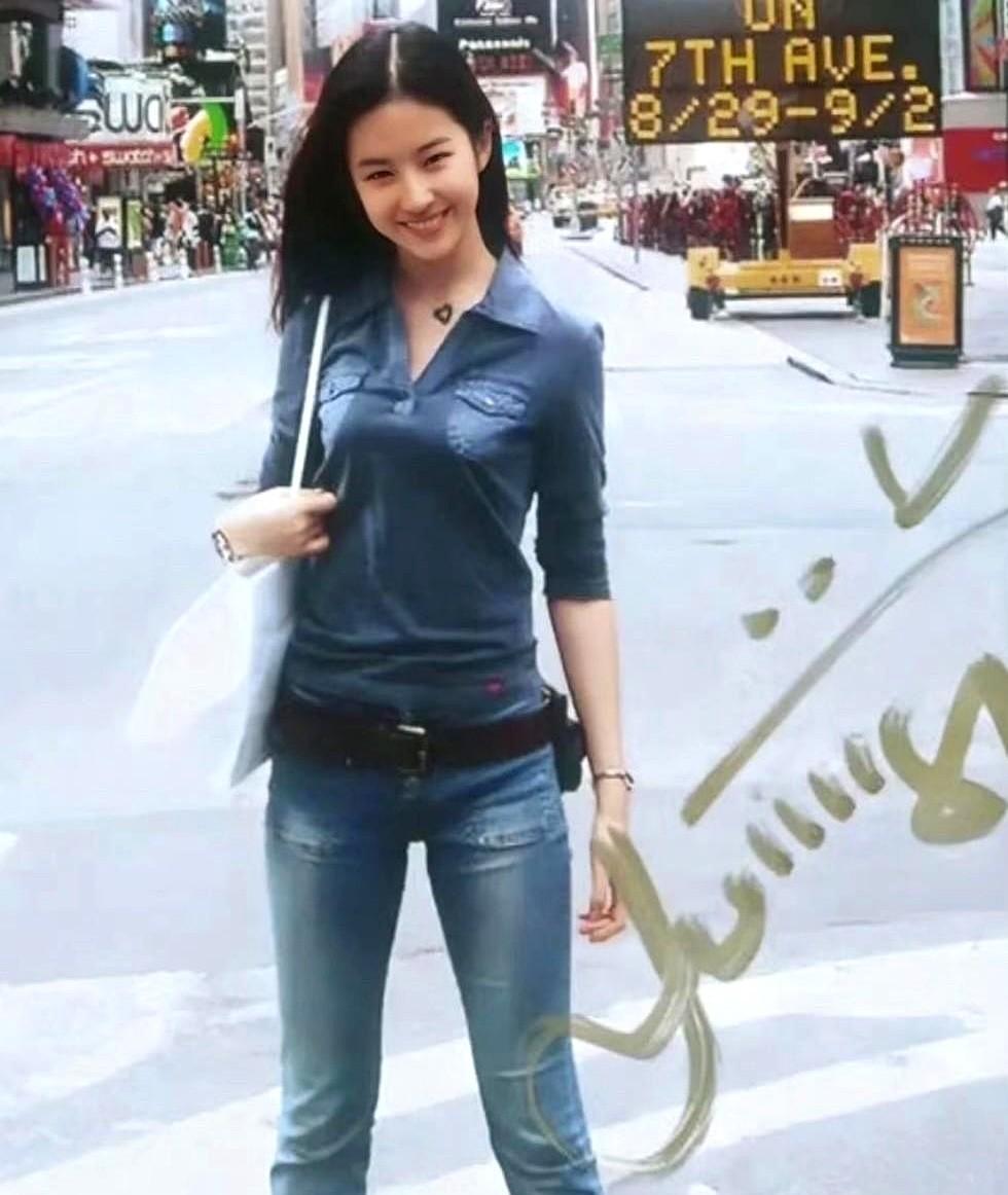 这张照片拍摄于刘亦菲13-16岁赴美求学期间，地点是纽约第七大道。

那张旧照片