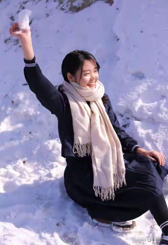 接到通知了，
因下雪停课一天。
你们小时候下雪会停课吗？