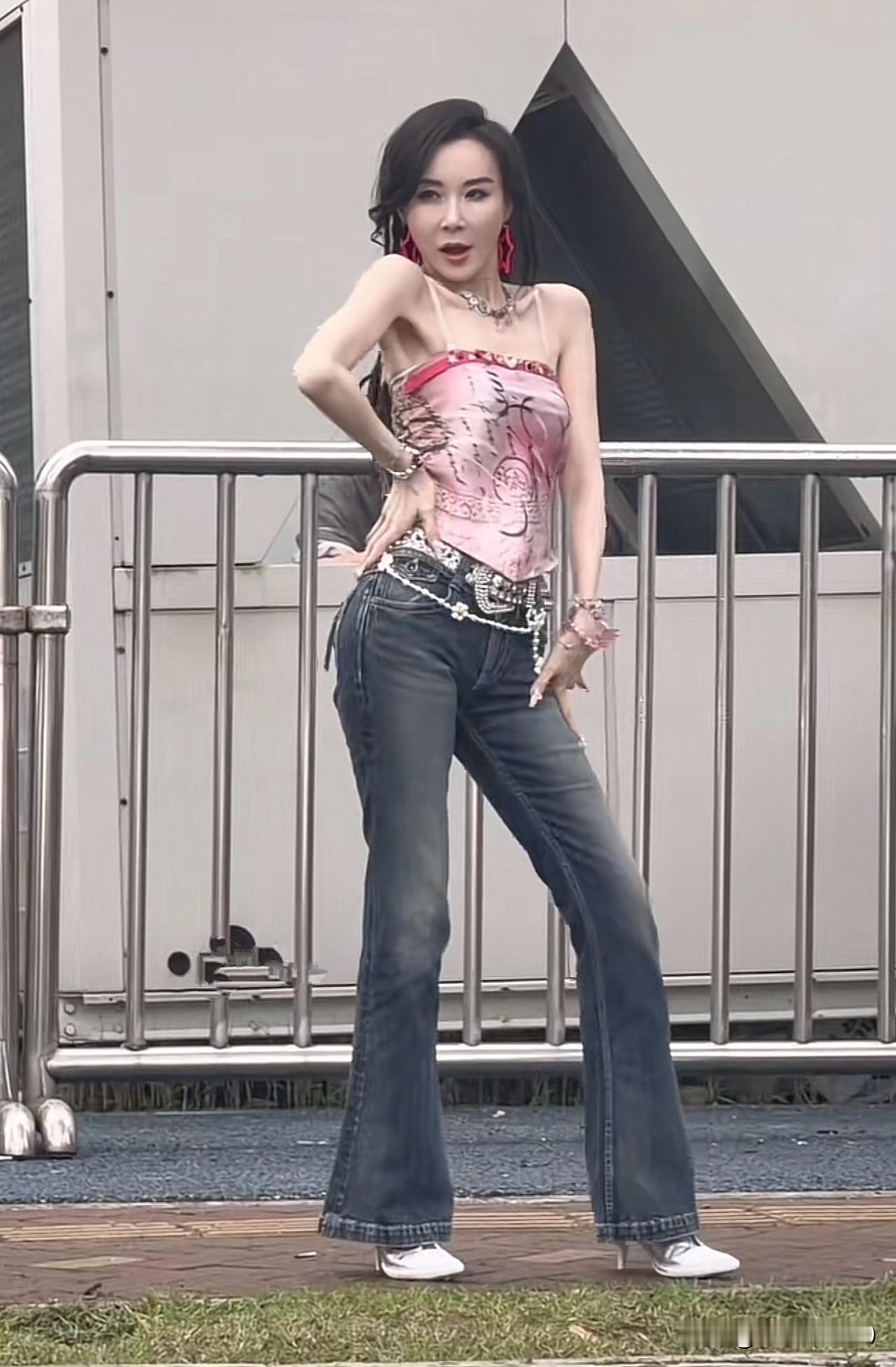 萧蔷这次又火了一把，不是因为唱歌，也不是因为跳舞，而是她的高颜值和S型好身材！对