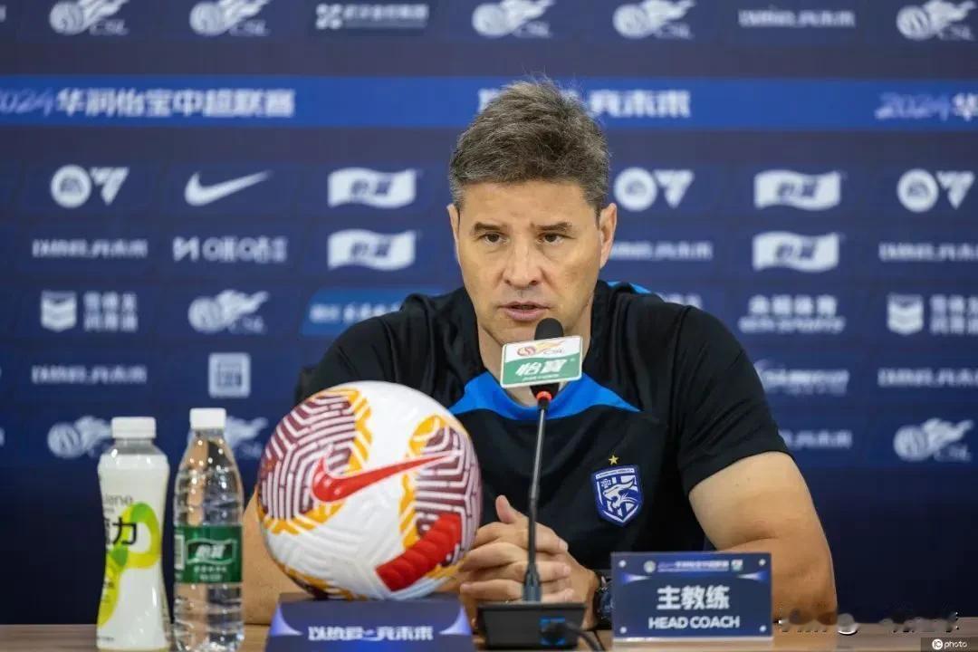 三镇主帅里卡多表示，明晚面对申花，三镇不会保守，在做好防守的基本上也会全力进攻制