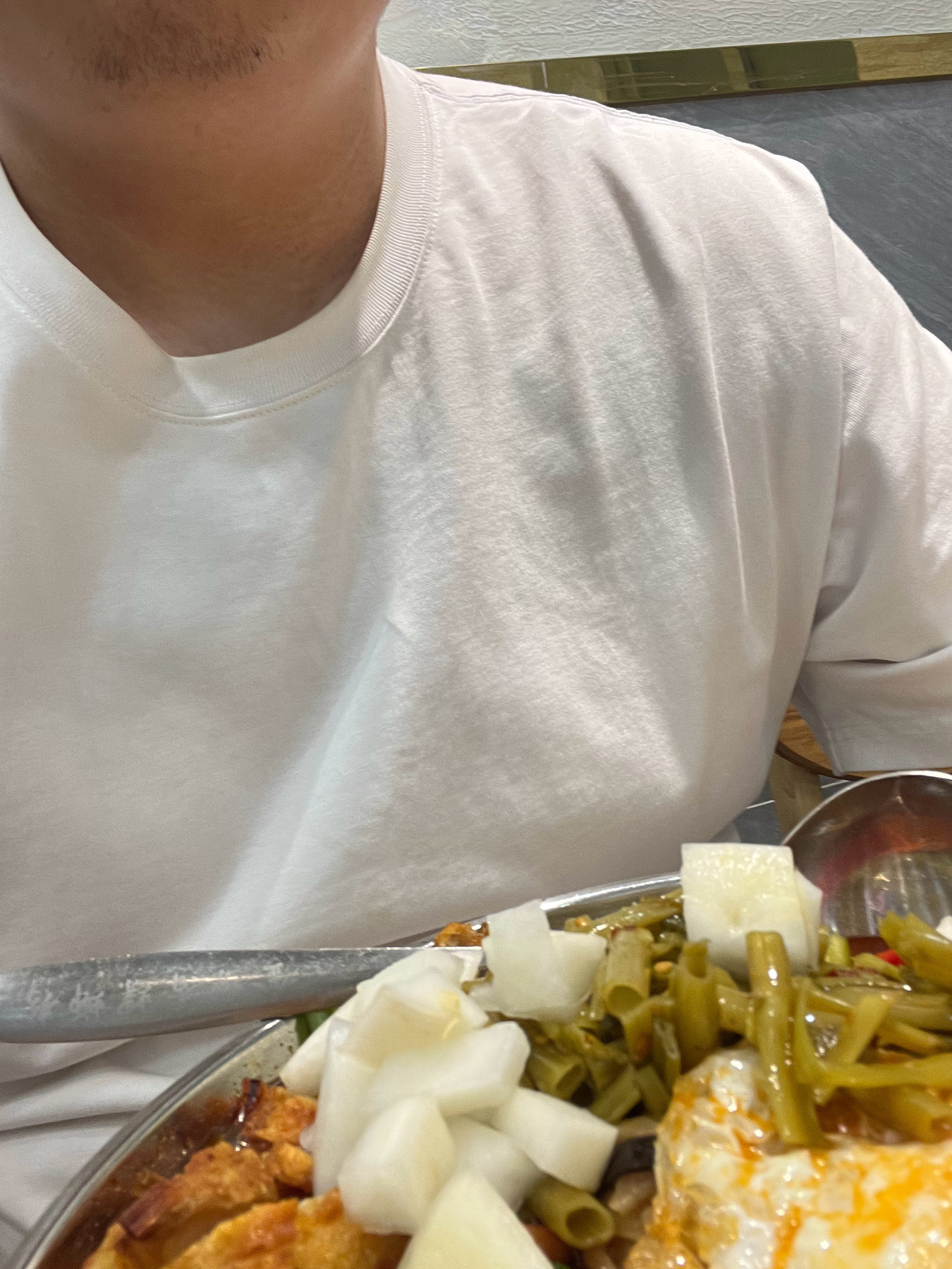当螺蛳粉端上来的那一刻，我才发现我穿的是白色的T恤，所以我立马想到了我的电瓶车上