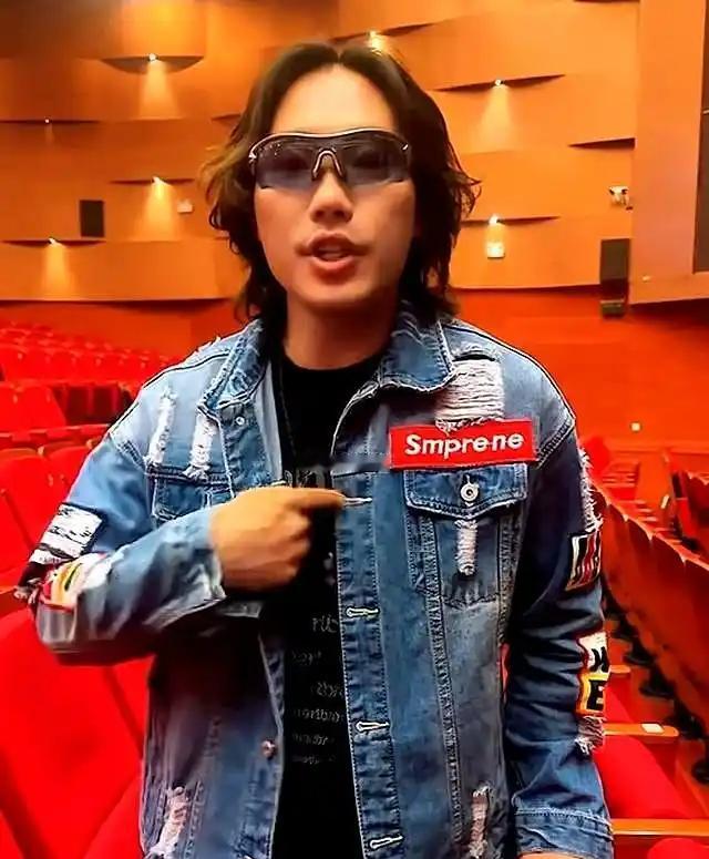 离谱到家了！9月26日晚，内蒙古包头一场3万人的演唱会上，压轴嘉宾李克勤遇上暴雨