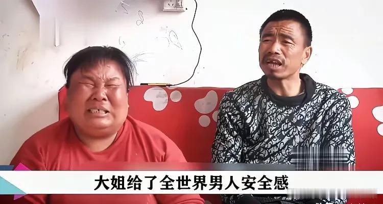 大姐很苦恼，她老公不让她跟别人说话，怕她红杏出墙。大姐找调解员诉苦，说家里没法待