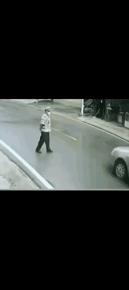 敢直接冲撞交警，不管有没有急事，都不可取