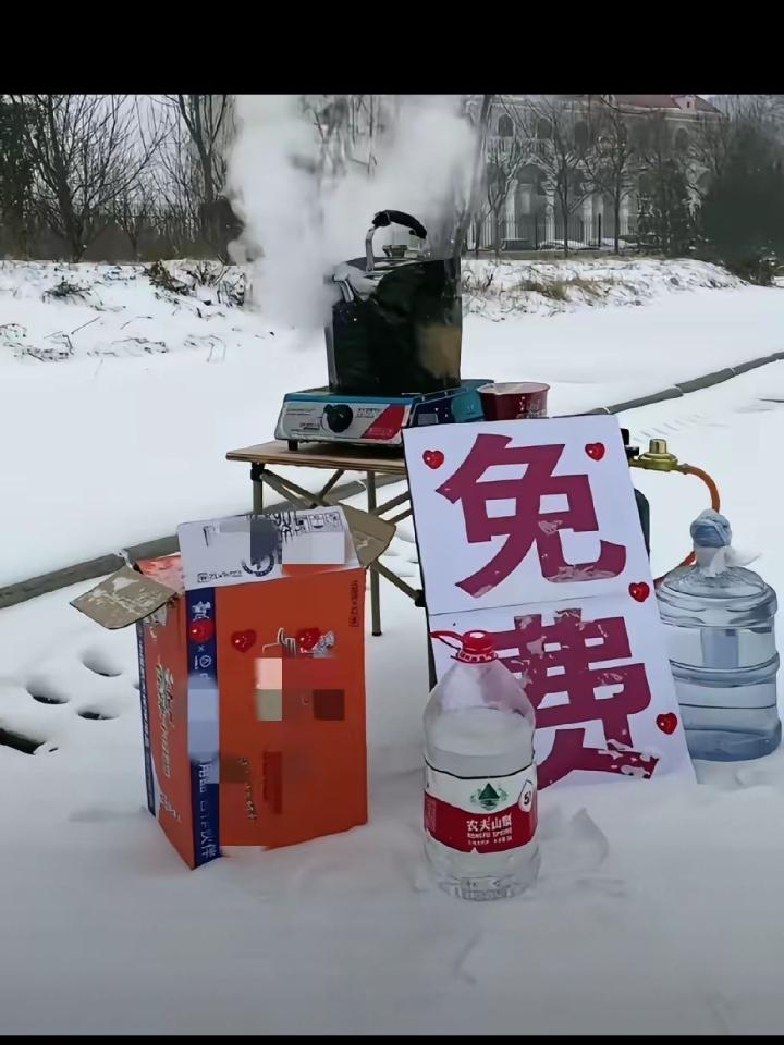 一位外地大货车司机师傅，正在铺满积雪的公路上小心翼翼开车前行，看见路边的一个纸牌