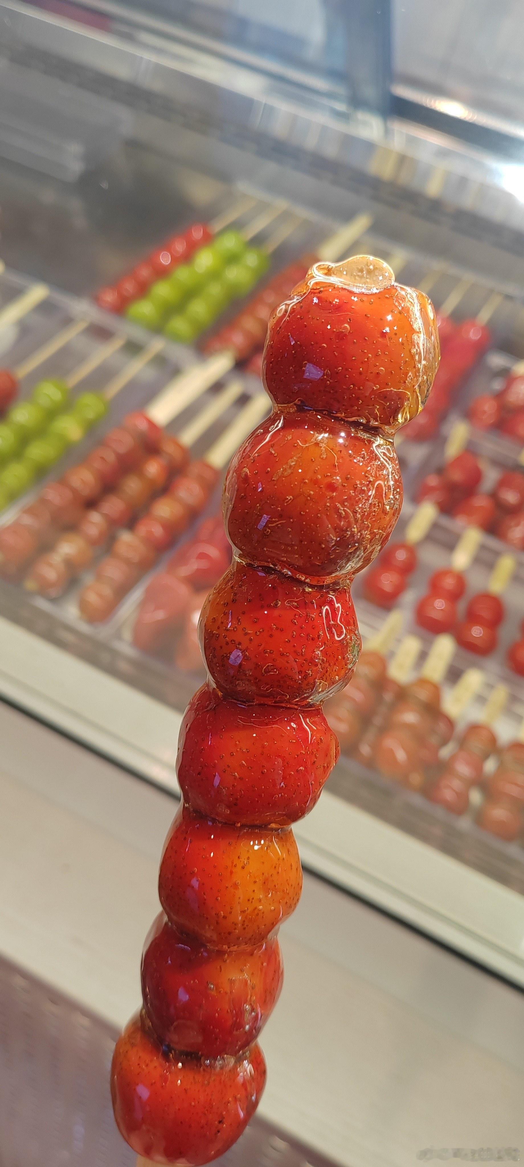 济南市民排百米长队买奶皮子糖葫芦奶皮子糖葫芦成济南顶流美食“糖葫芦”司空见惯，论