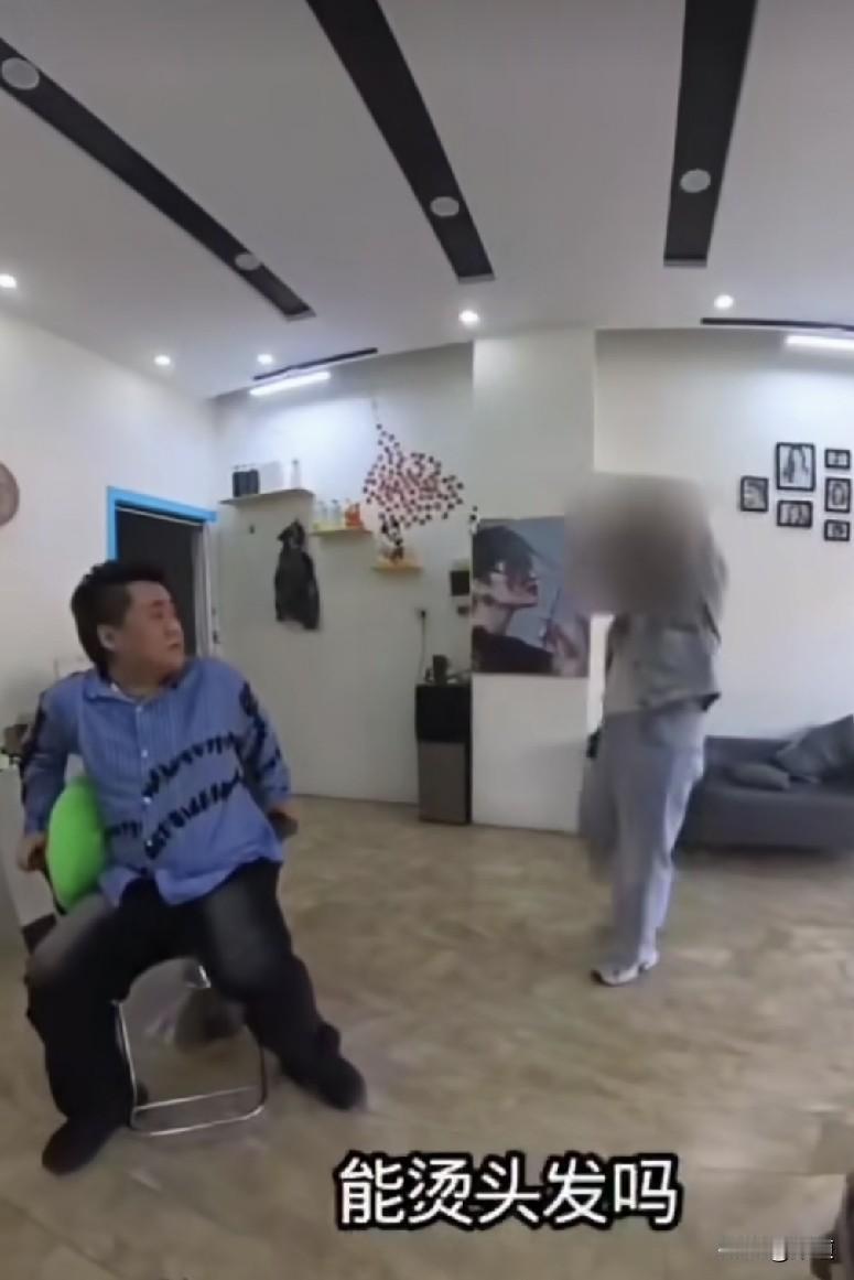 笑死了。理发店老板正在店里椅子上坐着打盹儿，这时进来一位女士，直接问，我大姨妈来