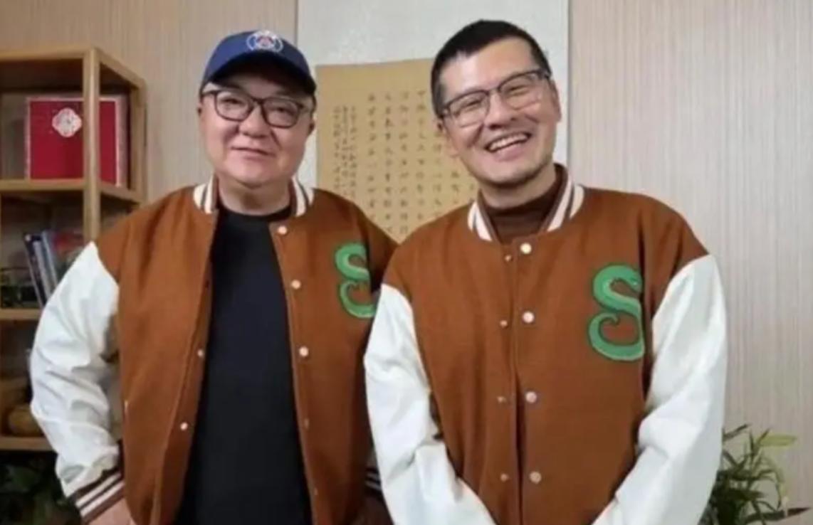 支持谁？杨毅在节目里爆料被董路拉黑。董路视频回应，把这事儿说出来是不是贱？

篮