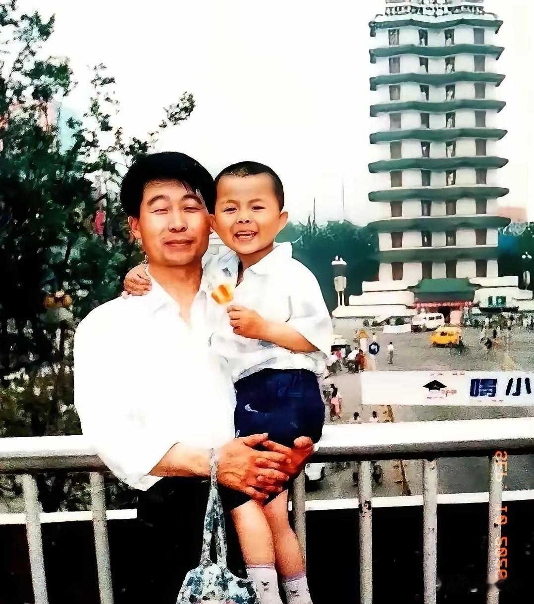 不管怎样说郭威从小喝杜新枝奶水长大的，他不能忘恩。老郭夫妻把全部心血都花在他身上