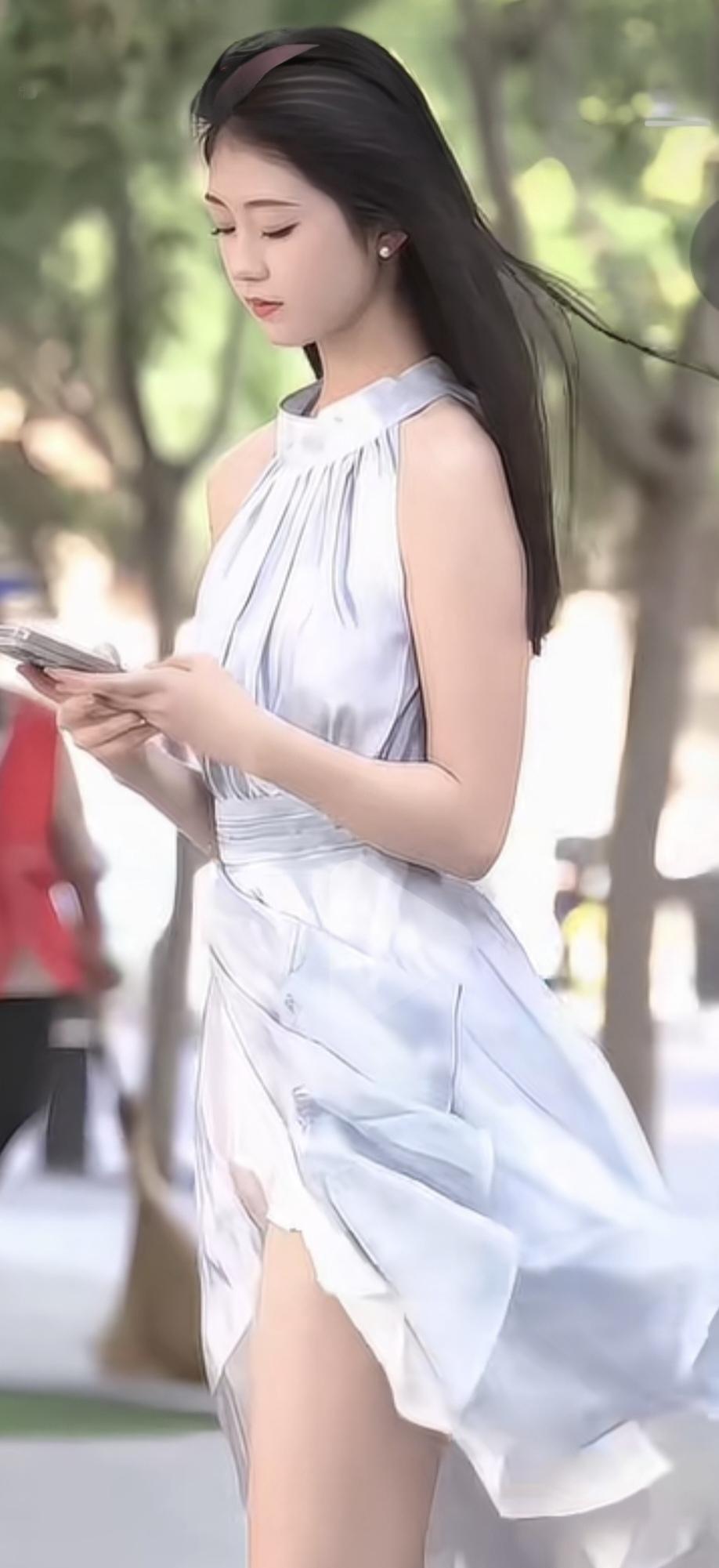 最近随手拍了张照片，画面里有位气质优雅的美女，真是一道靓丽的风景线。她身着一袭浅