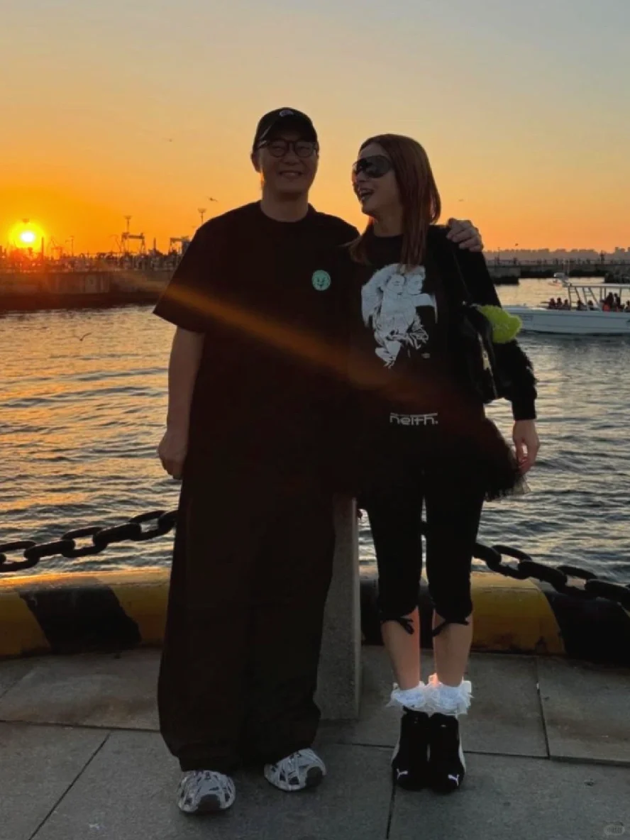 陈奕迅徐濠萦大连搂肩看日落！夫妻太浪漫了