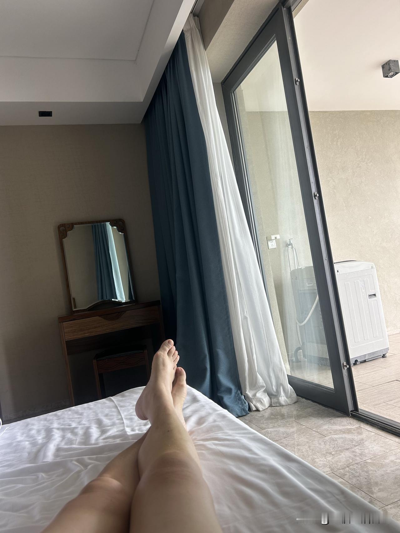 今天计划去牛奶海和任意门，一睁眼九点了，起来煮了个面，打算吃完洗个澡就出门，没想