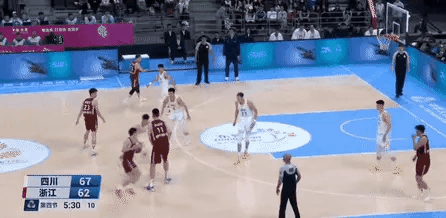 余嘉豪隔扣胡金秋，这肯定是全运会五佳球之首，除了压哨绝杀取胜，应该没有比这个球更