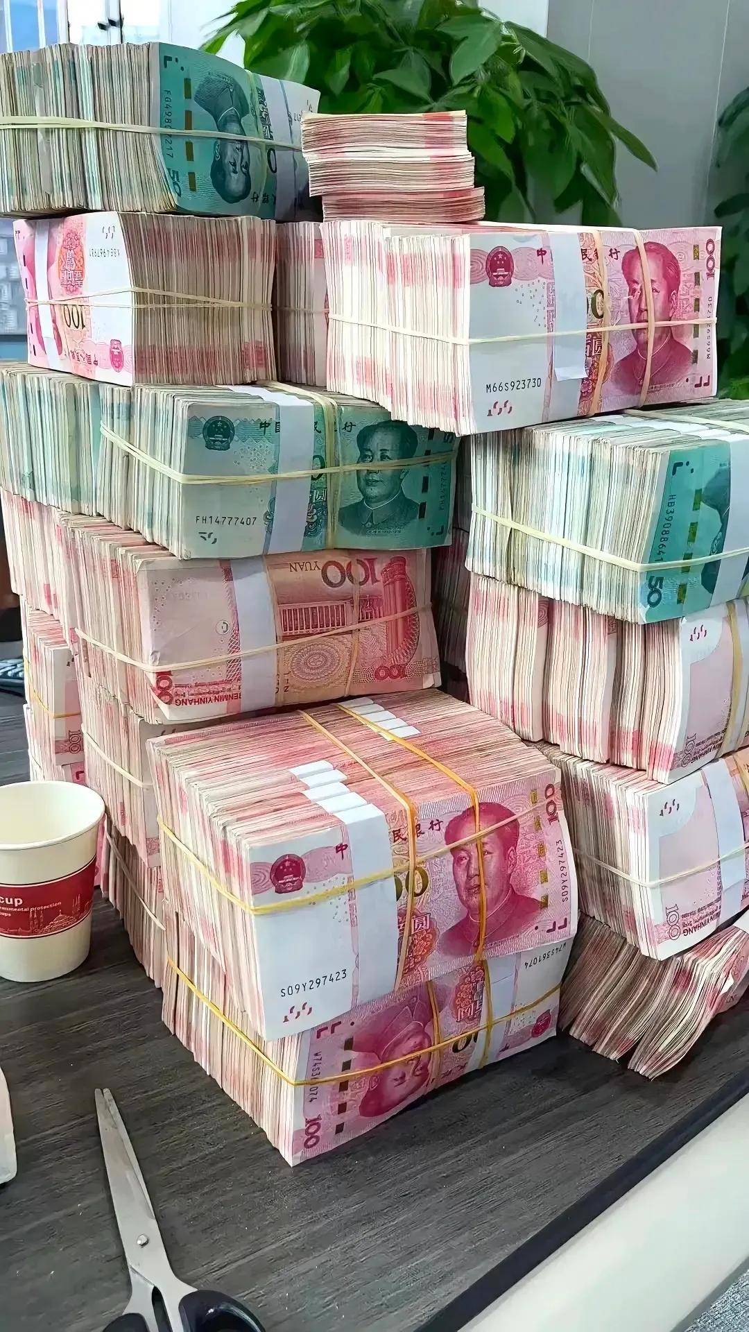 大盘近期400点暴跌，其实并非市场财富蒸发，而是又完成了一次财富的转移
这轮财富