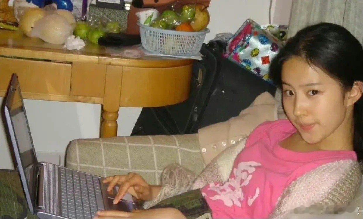 15岁的刘亦菲，2002年在家玩电脑的照片，学生时期妥妥的校花，手持价值1.6万