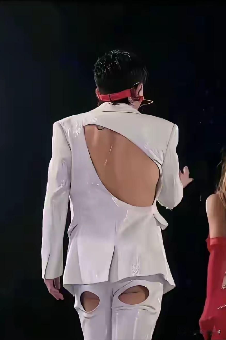 张杰到底缺多少钱没还啊？
这个漏屁股真是服了，
这两口子真是一言难尽！
他的脸身