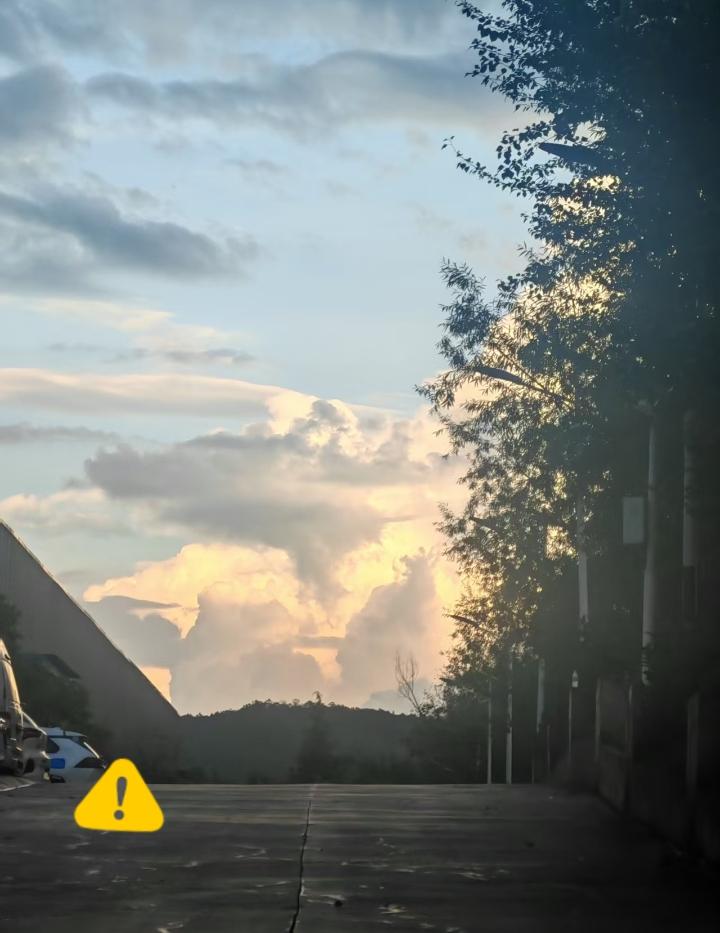 加班熬到七点多才收工，顺着这条路往宿舍走。这条厂区小路我走了两年，今天心里堵着一